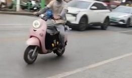 爆料骑车的小哥视频播放,小哥视频播放引发热议